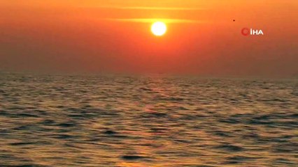 Deniz üstündeki gün batımı kartpostallık görüntüler oluşturdu