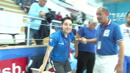 Hayatını Engelli Yüzücülere Adadı