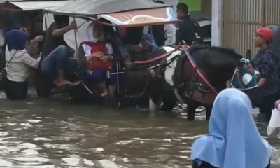 Tergenang Banjir, Warga Gunakan Delman dan Perahu untuk Beraktivitas