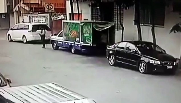 De película: conductor aborta asalto disparando desde su asiento