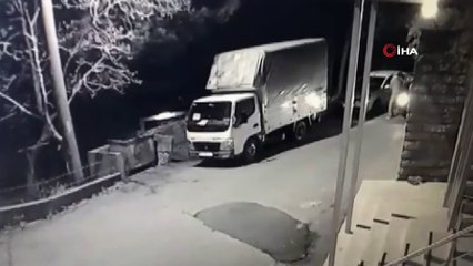 Mahalle sakininin hırsızları bağırarak engellemesi kamerada