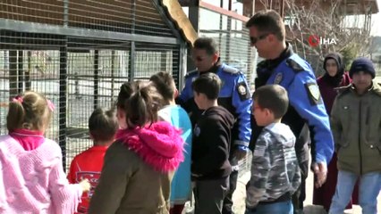 Toplum Destekli Polisler Otizmli Çocuklara At Çiftliğini Gezdirdi