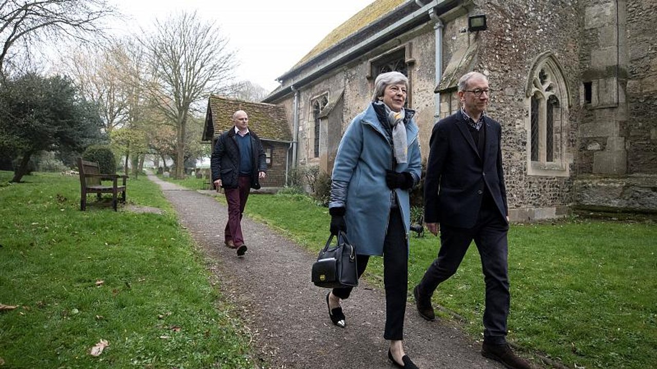 May spricht 'zähneknirschend' mit Labour