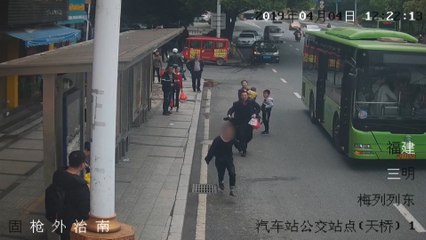 Off-duty Chinese policewoman pursues thief for more than kilometre to recover her stolen phone