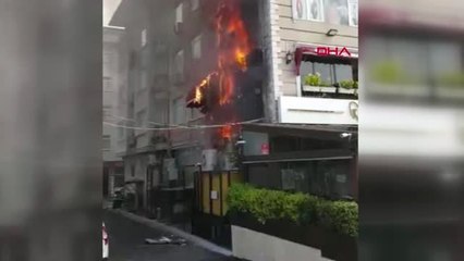 Fatih'te İşyerinde Başlayan Yangın Binayı Sardı 1