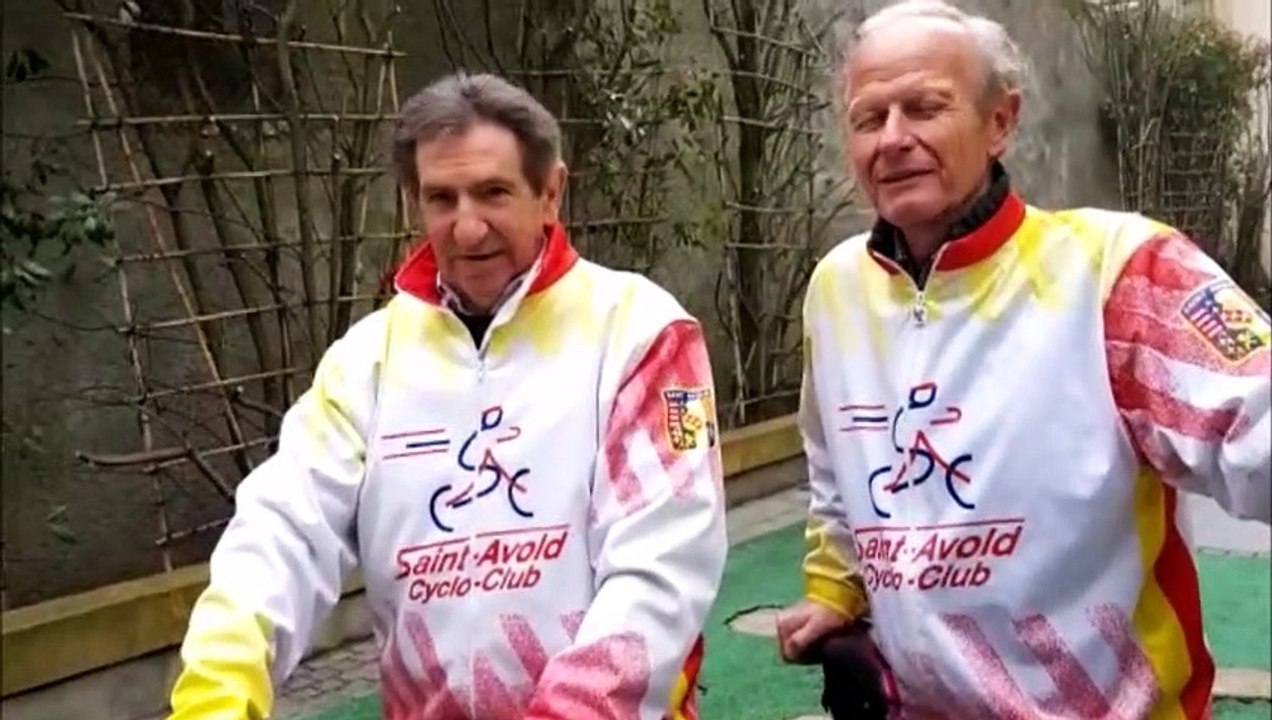 Marc Gaspery et Jacques Raczkiewcz du cyclo-club de Saint-Avold évoquent les avantages d'un vélo à assistance électrique.