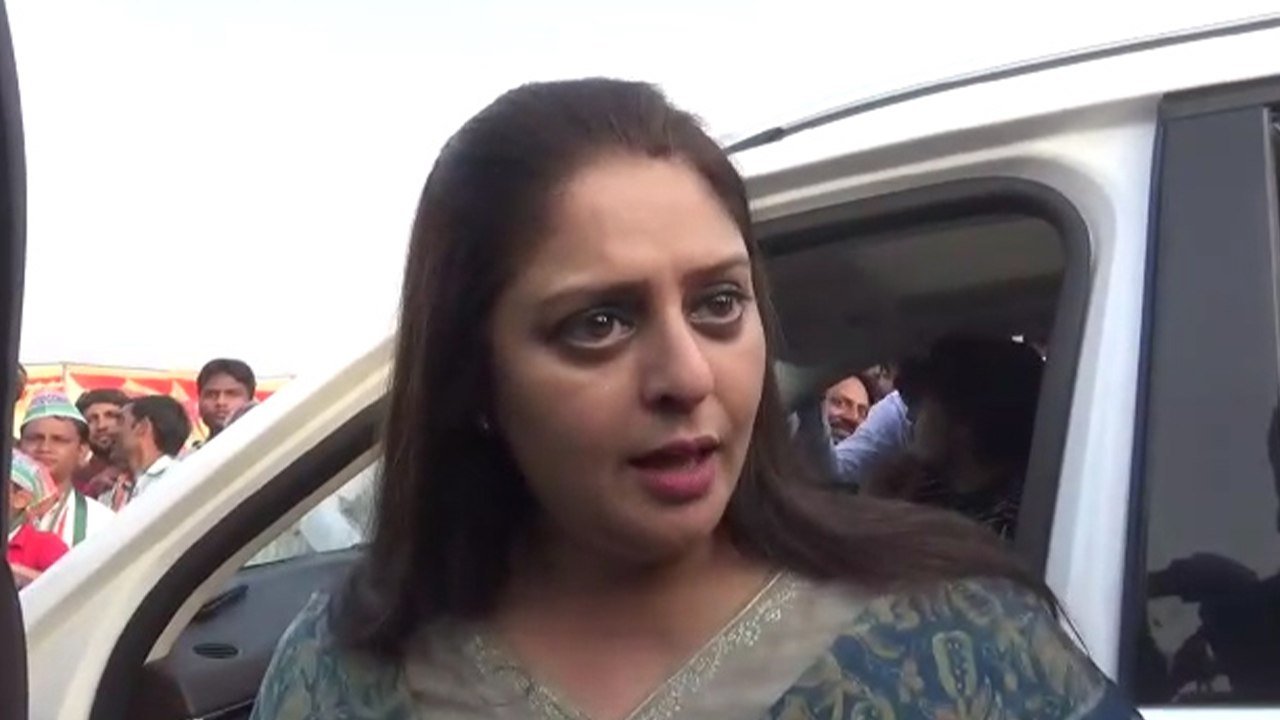 नगमा का पीएम मोदी पर हमला, कहा- अगर वह चौकीदार हैं तो कहां से आ रहा है चैनल चलाने का पैसा