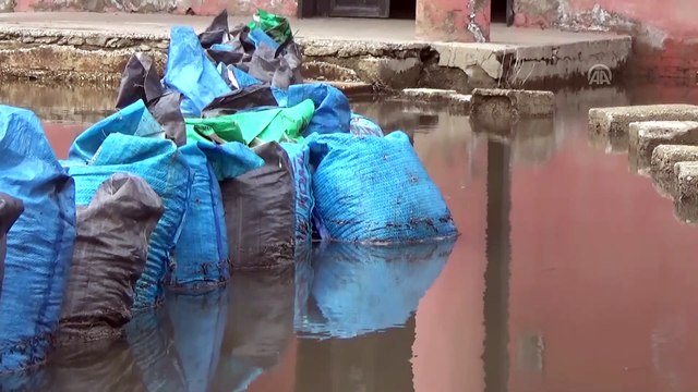 Karlar eridi, bazı evleri su bastı - HAKKARİ