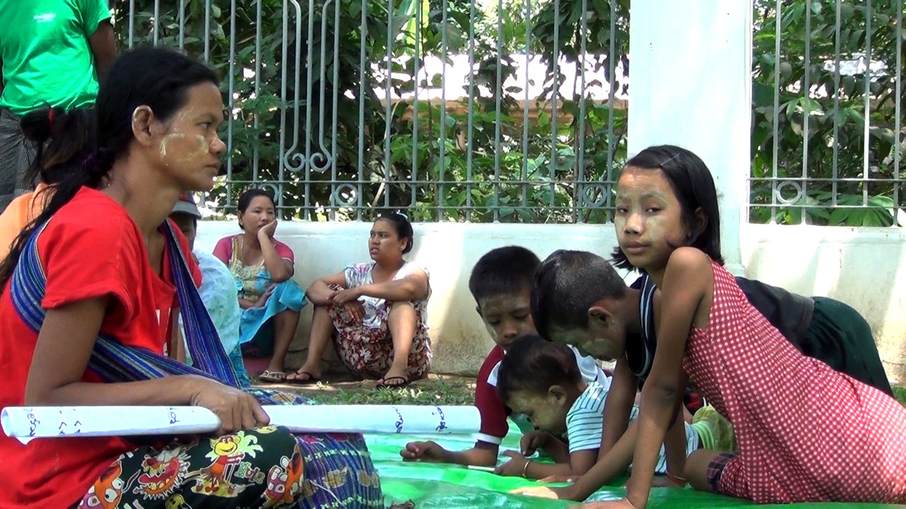 ေနစရာ ျပန္မရသည့္ ေညာင္ရြာမွမီးေဘးသင့္သူအခ်ိဳ႕ တိုင္း႐ုံးေရွ႕တြင္ ဝန္ႀကီးခ်ဳပ္ႏွင့္ မေတြ႔မခ်င္း ေစာင့္မည္