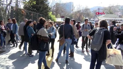 Tecavüz İddiasıyla Tutuklanan Profesör, Öğrencileri Tarafından Protesto Edildi
