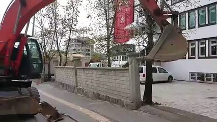 Dersim'de belediye önündeki duvar ve korkuluklar yıkıldı