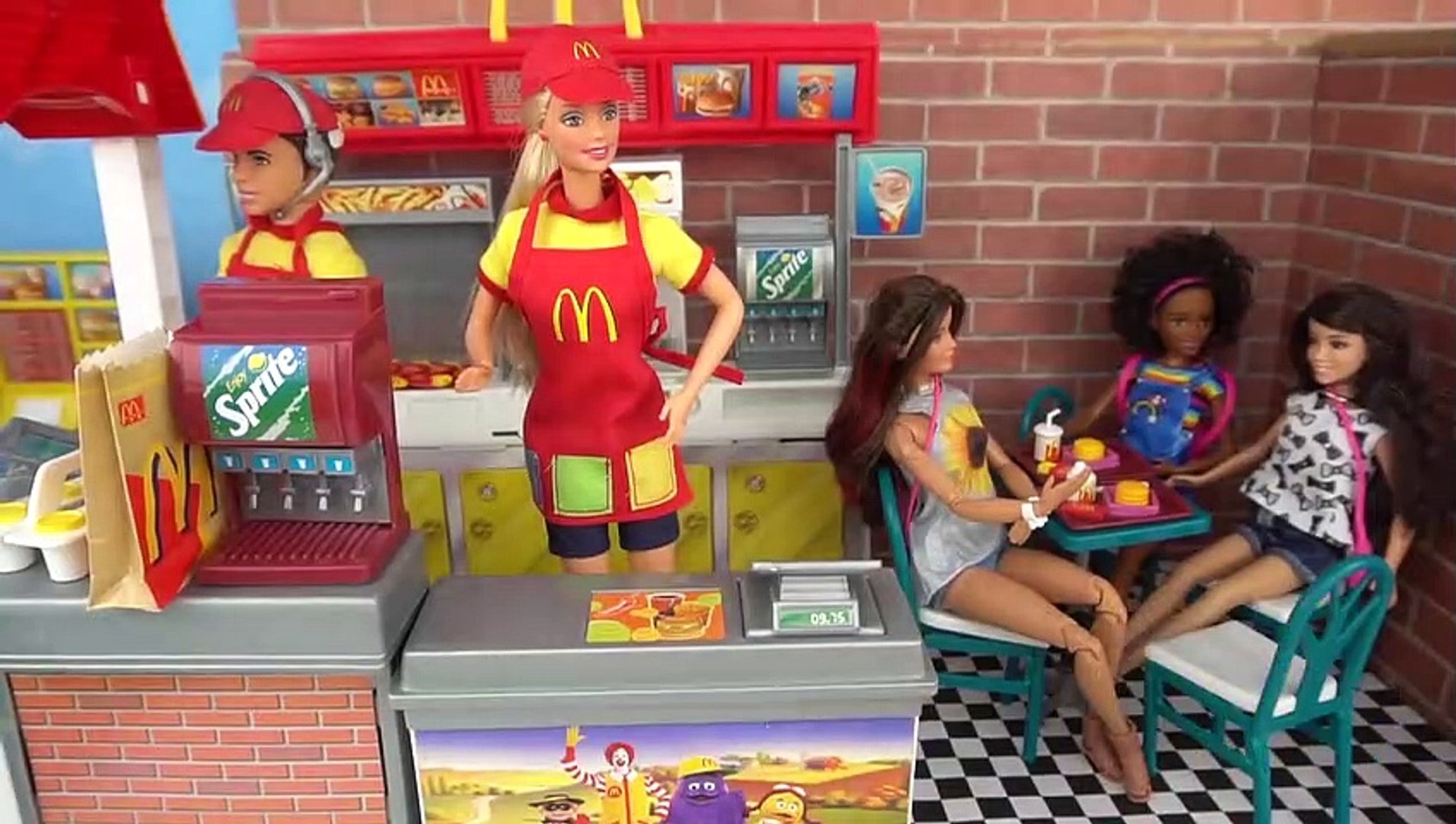 Barbie Doll Mc Donalds Drive Thru with Miniature Hamburger Happy Meal Maker  Toy | Boomerang - Vidéo Dailymotion