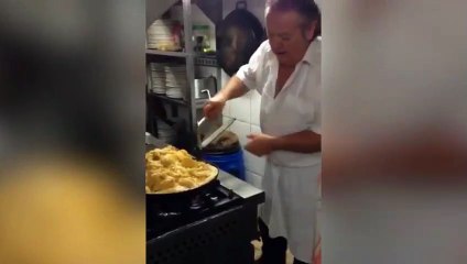 El reto de la tortilla de 57 huevos: ¿Podrá darle la vuelta el chef?