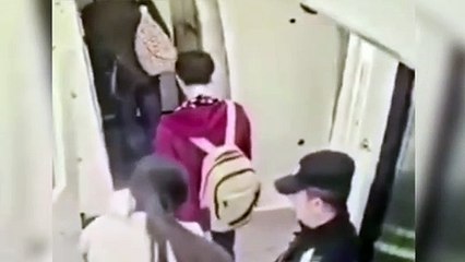 Pasajero peligroso: lanza monedas al motor de un avión por superstición