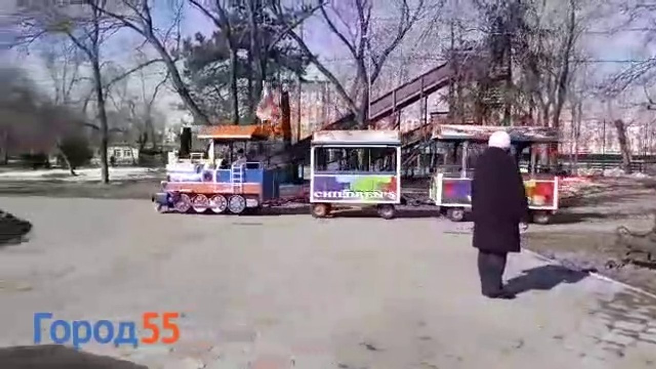 Ce train pour enfant passe du Rammstein en musique dans le parc !