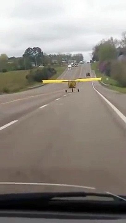Cet avion atterrit sur la route au milieu des voitures !