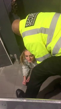 Elle est coincée sous la porte des toilettes pour avoir tenté d'en sortir en rampant !
