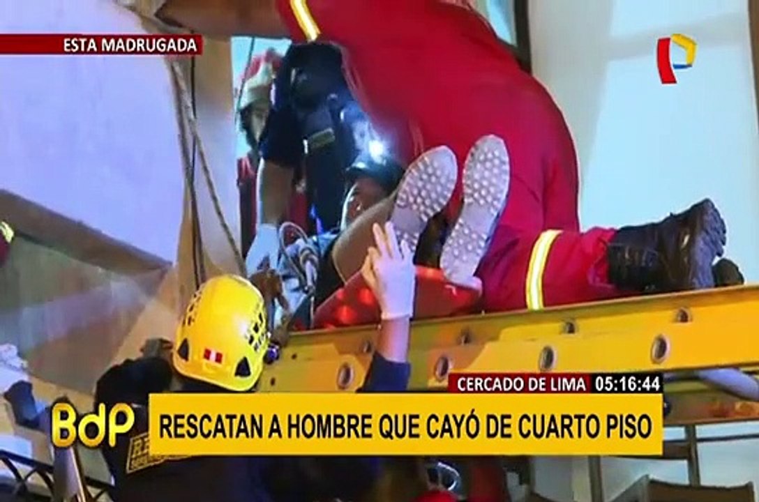 Cercado de Lima: rescatan a hombre que cayó desde cuarto piso de edificio