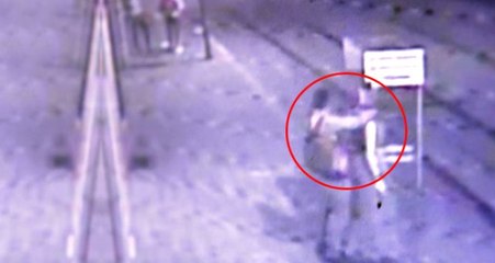 İğrenç Olay Kamerada! Üzerindeki Kürkü Çaldıkları Cansız Mankeni Taciz Ettiler