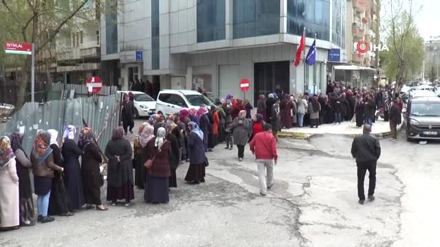 Adıyaman'da Typ'ye Başvurmak İsteyenler Uzun Kuyruklar Oluşturdu
