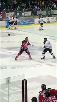 Un combat qui tourne très mal dans la LNAH. Hubert Poulin du Cool FM de Saint-Georges-de-Beauce dans le feu de l'action il assomme un arbitre lors d'un combat. Le chandail semble avoir bloqué sa vue