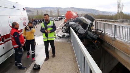 Köprünün bariyerlerine çarpan taksi yandı: 1 ölü, 1 yaralı - SİVAS