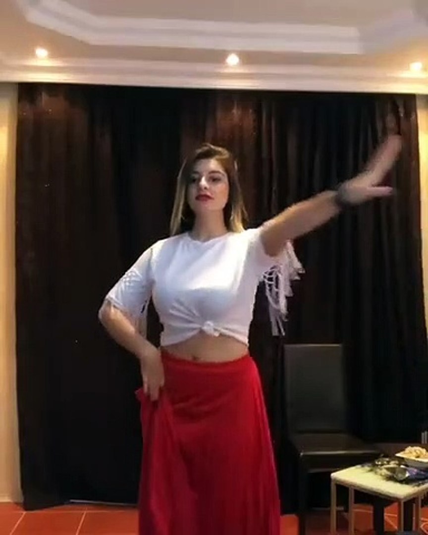 دختر گنابادی در حال رقصیدن