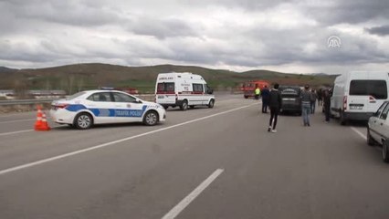 Köprünün Bariyerlerine Çarpan Taksi Yandı: 1 Ölü, 1 Yaralı