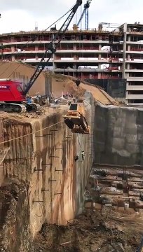 Des ouvriers ont la mauvaise idée de remonter un engin de construction avec une grue