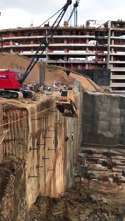 Des ouvriers ont la mauvaise idée de remonter un engin de construction avec une grue