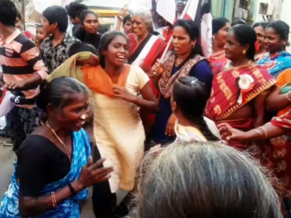 அமமுக பொதுக்கூட்டத்தில் குத்தாட்டம் போட்ட பெண்கள்