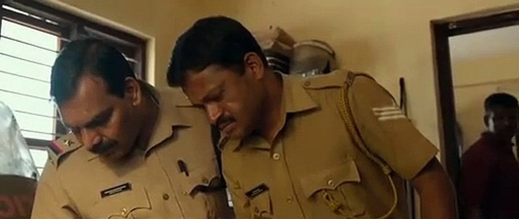 Thondimuthalum Dhriksakshiyum (2017) MalDVDRIP . 3