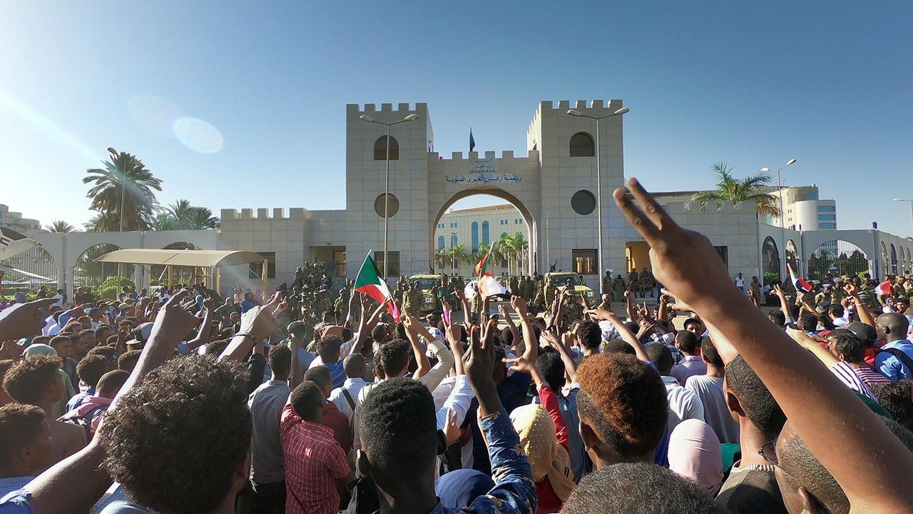 قوات الأمن السودانية تحاول تفريق المتظاهرين والجيش يتصدى