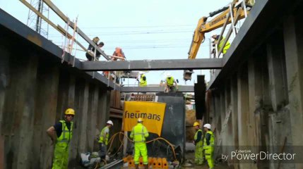 Mouscron : travail périlleux sous les rails du chemin de fer