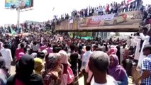 - Sudan’da Protestolar Bakanlık Önünde Sürüyor- Polisten Biber Gazlı Müdahale