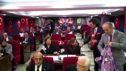 Isparta Belediye Meclisi’nin ilk birleşiminde güller açtı