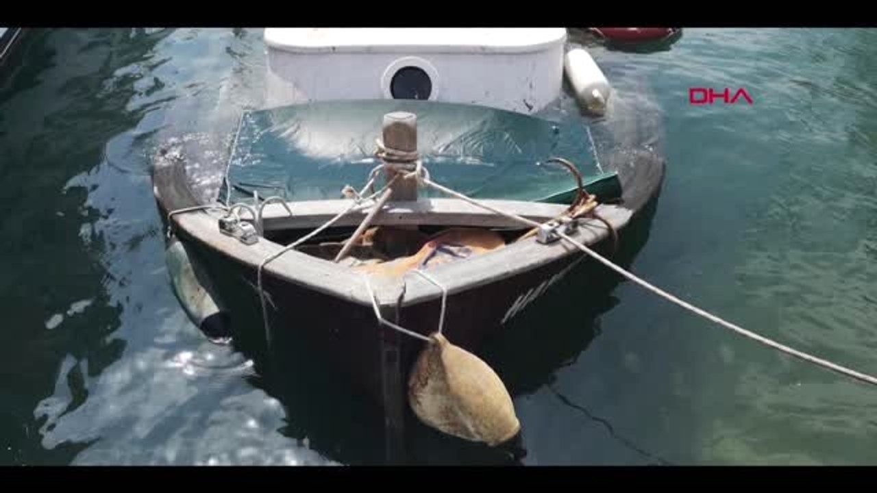 Muğla Bağlı Bulunduğu Limanda Batan Tekne, Vinç Yardımıyla Sudan Çıkartıldı