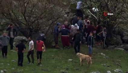 Ot toplamak isteyen kadınlar dere yatağında mahsur kaldı