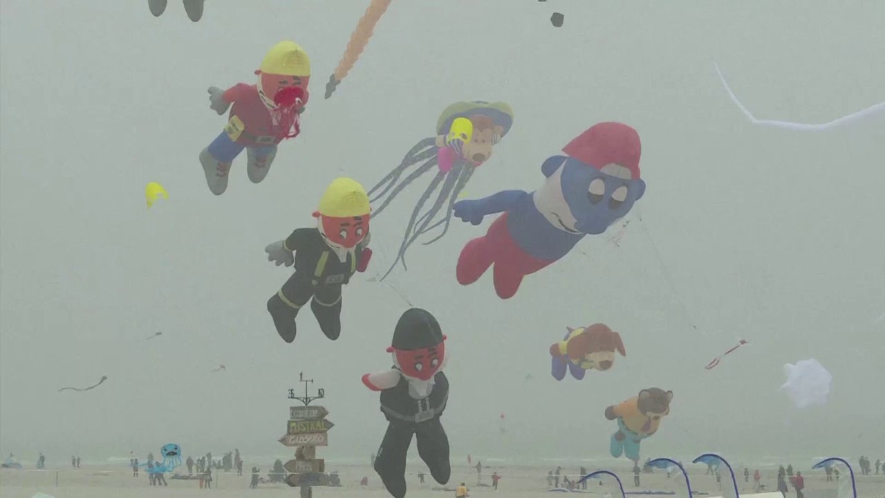 Coup d'envoi du festival international de cerfs-volants à Berck-sur-Mer