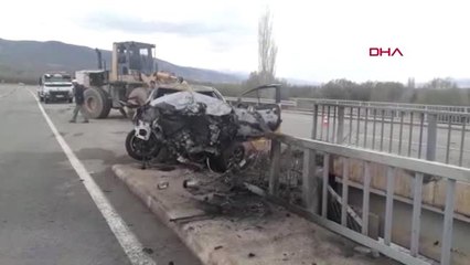 Sivas Köprü Korkuluğuna Çarpan Otomobil Alev Aldı 1 Ölü, 1 Yaralı