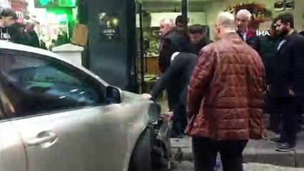Zonguldak'ta feci kaza...Yaşlı adam, 2 çay ocağı, yemek dükkanı ve taksiye çarparak durabildi