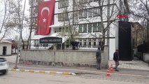 Tunceli'de Maçoğlu, Belediye Önündeki Güvenlik Duvarını Yıktırdı