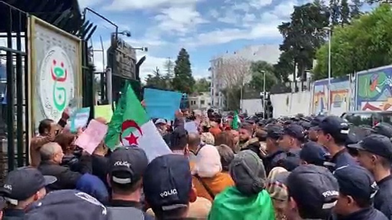 Les journalistes de l'ENTV protestent contre la censure