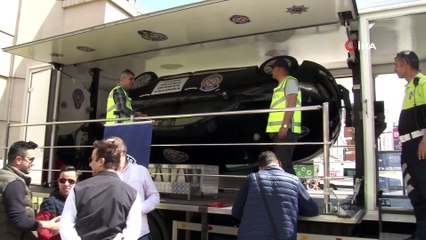 Kemer takmadıkları simülasyon aracında tepe taklak oldular