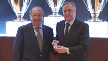 Florentino Pérez recibe la insignia de oro y diamantes