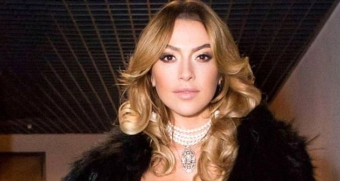 Hadise, Dekolteli Mini Elbisesiyle Konserine Damga Vurdu!