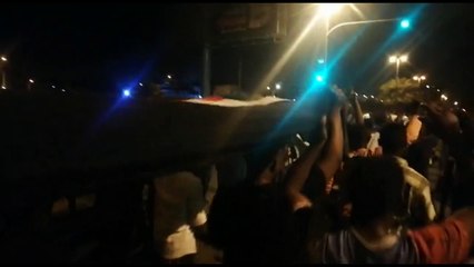 تظاهرات ليلية أمام القيادة العامة للجيش في الخرطوم