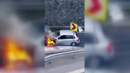 Kağıthane'de seyir halindeki otomobil yandı - İSTANBUL