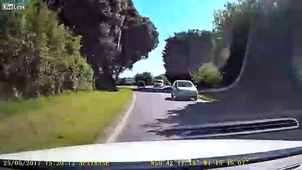 Ce conducteur va avoir très chaud... A 2 doigts du tonneau
