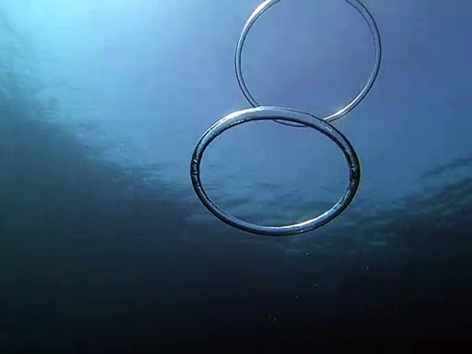 Ce plongeur filme une collision de bulles et c'est magnifique